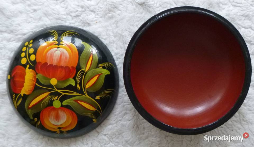 Okrągła drewniana szkatułka w kwiaty