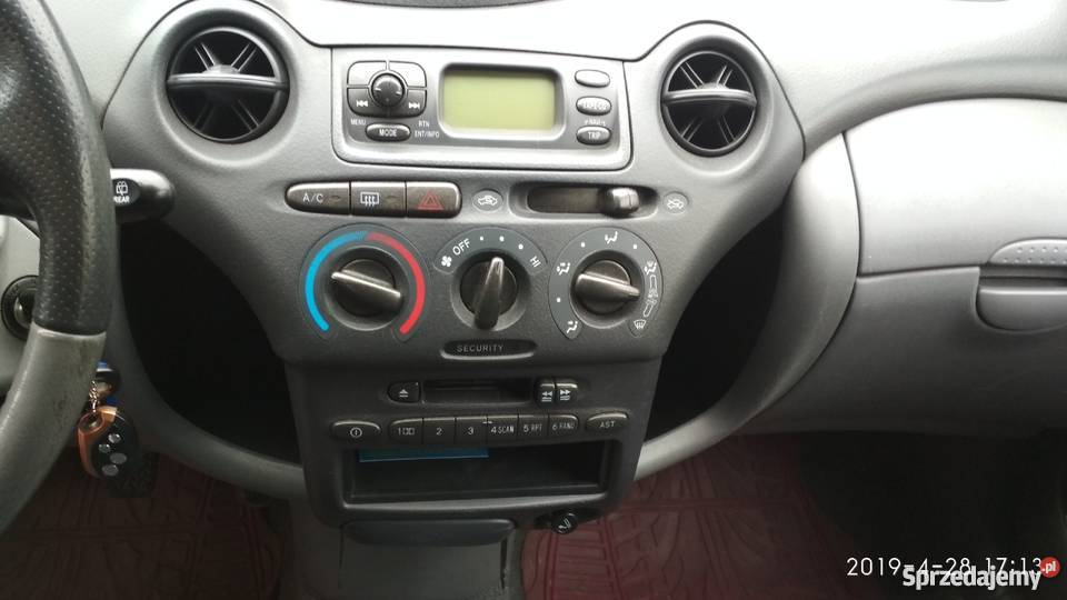 Toyota Yaris 10 benzyna wspomaganie kierownicy Skoki sprzedam