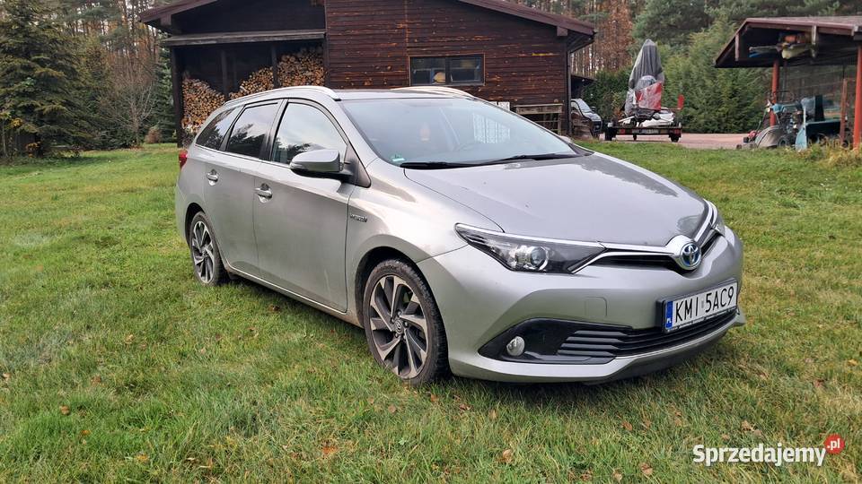 Toyota auris 18 benzyna hybryd 2016r światła LED Pietrzejowice