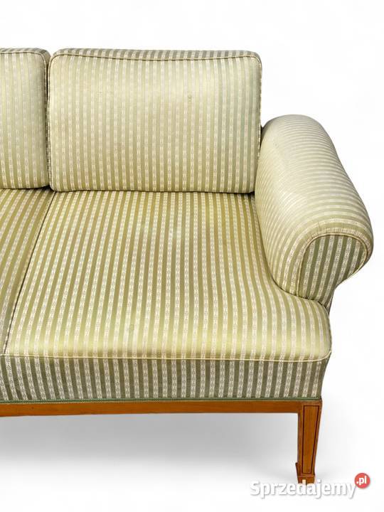 Jasna sofa trzyosobowa vintage na zwężanych Gryfice