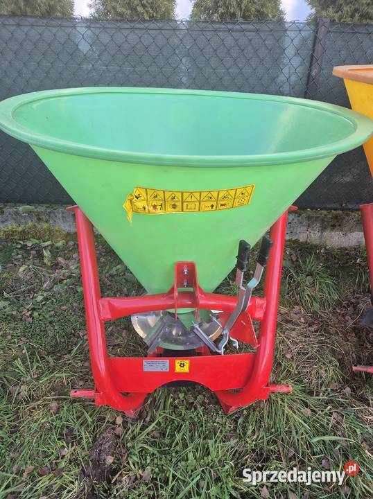 Rozsiewacz do nawozów 2025 lejek 300 litrów Rozsiewacze nawozów
