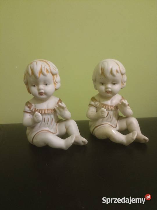 Para dwóch starych porcelanowych figurek.