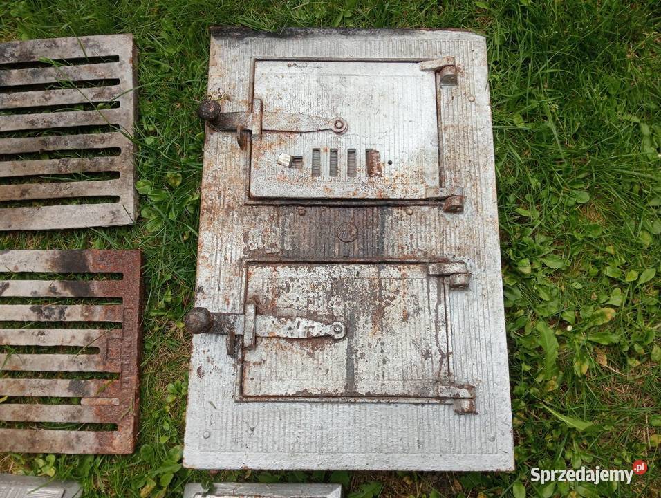 Ruszyła drzwiczki kuchni kaflowej