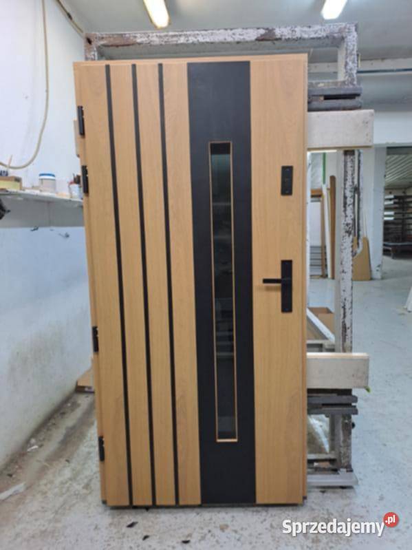 Drzwi drewniane czarna wstawka Ełk