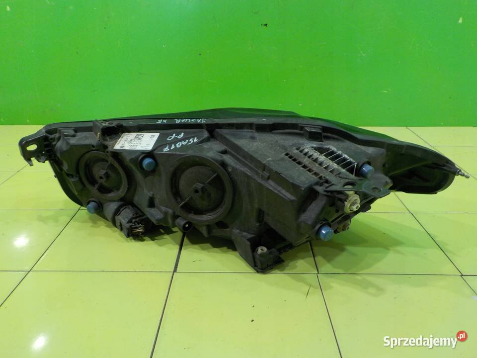 JAGUAR XE 20 D 16r SEDAN 4D lampa prawa przod Suków