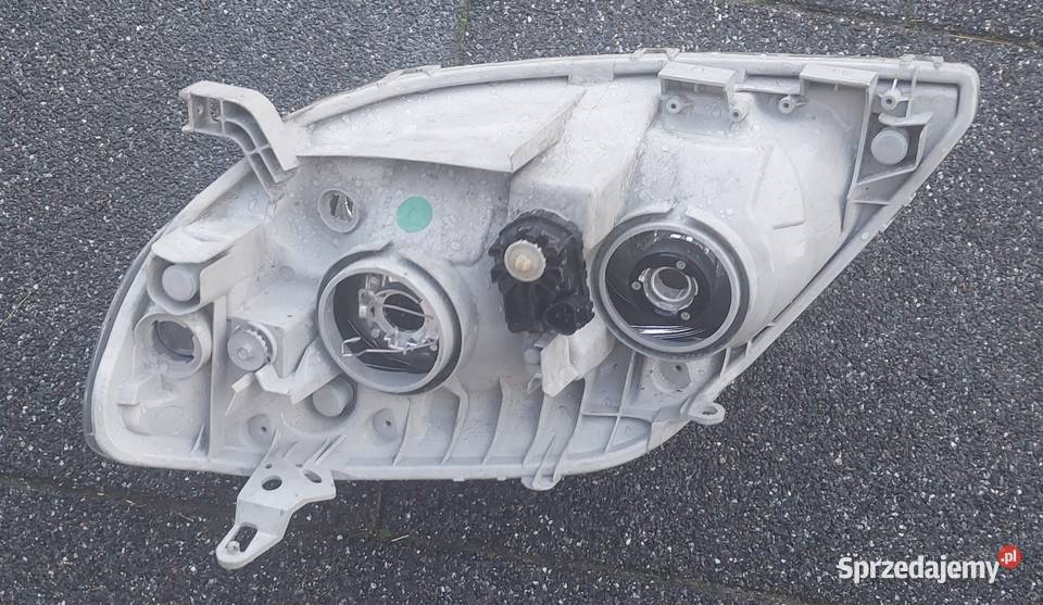 Toyota Corolla sedan kombi 2002 2003 lampa przód Byków