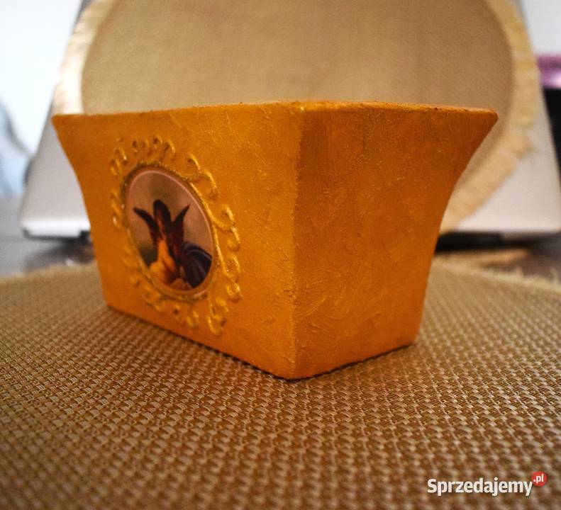 Złotawy ceramiczny pojemnik ozdobiony grafiką sprzedam