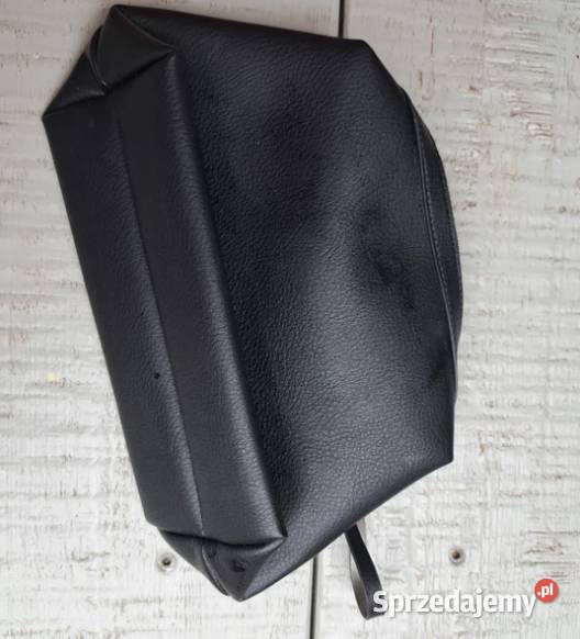 Czarna kopertówka z ekoskóry z paskiem na rękę pomorskie Trąbki Wielkie