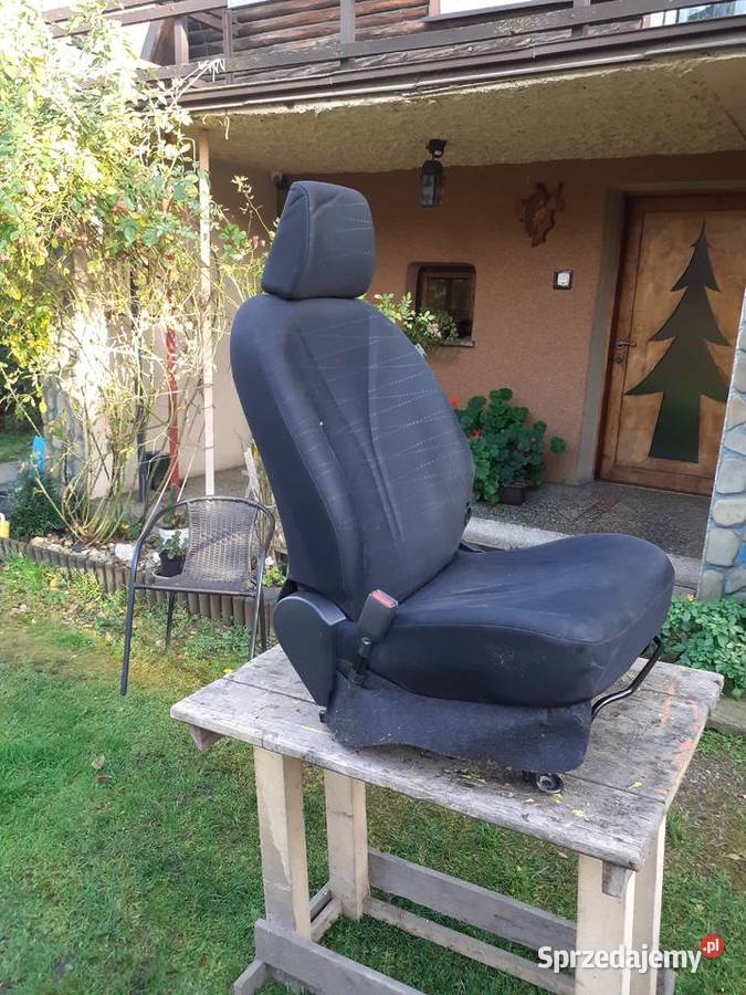Fotel przedni lewy TOYOTA YARIS II 3 DRZWI osobowe małopolskie Andrychów