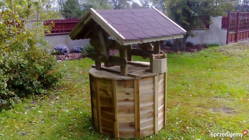 Studniaozdobna drewniana obudowa studni