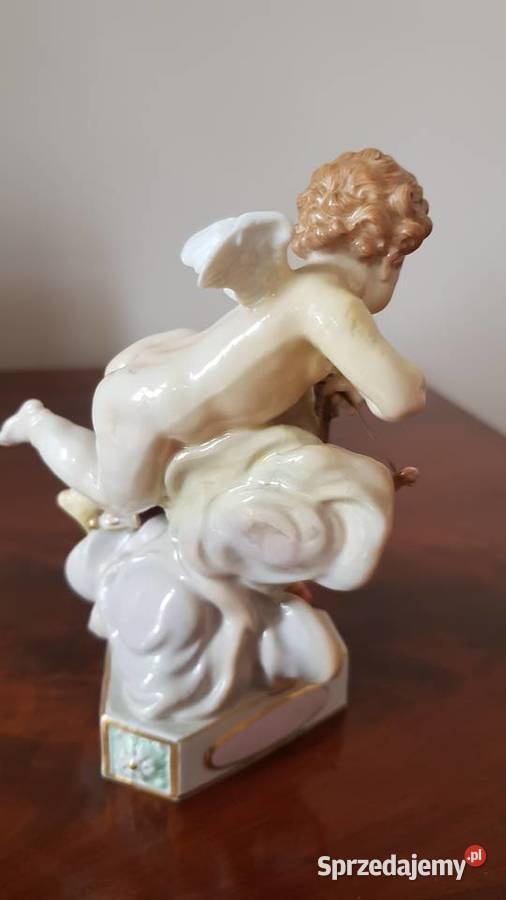 Figurka porcelanowa Putto z dewizką Miśnia Orneta