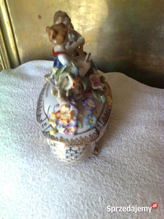 Piękna Porcelanowa szkatuła z figuramiSygnowana Porcelana i szkło Porcelana i szkło Kalisz