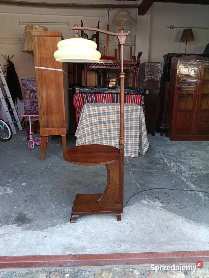 Lampa stojąca ze stolikiem bocznym w eleganckim Suchorzew