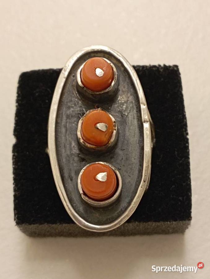 Pierścionek srebrny z koralami 875 sprzedam