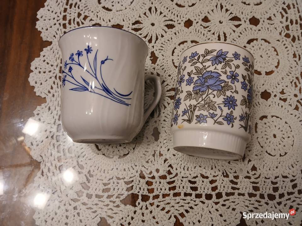 Kubki z czasów PRLu sygnowana ChodzieżĆmielów i wielokolorowy