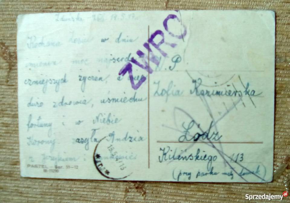 TULIPANY W WAZONIE NA NAKRYTYM STOLE Piszczac