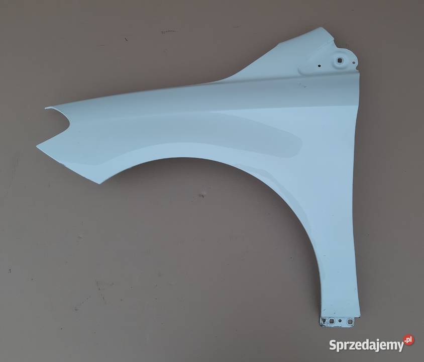 MERCEDES BKLASA W246 BŁOTNIK LEWY PRZÓD Karoseria