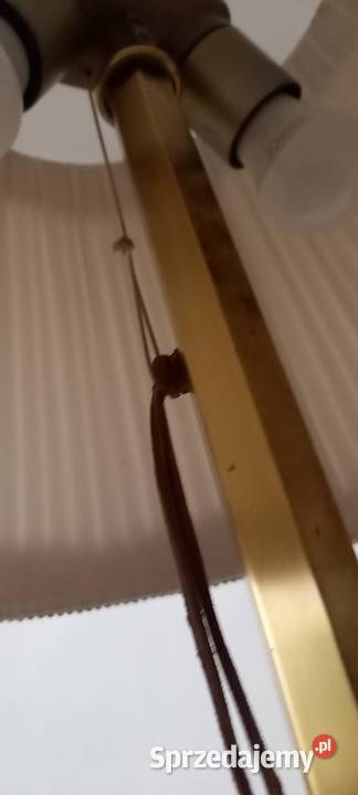 Wysoka mosiężna lampa na stolik komodę
