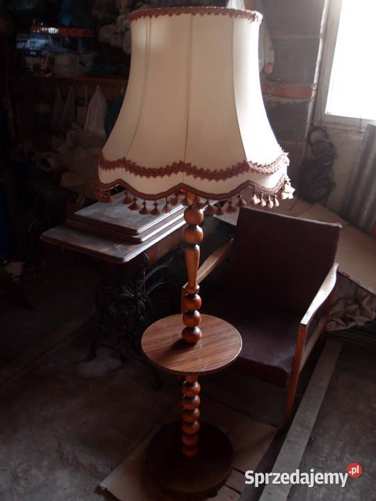 Stara lampa stojąca ze stolikiem półką abażur