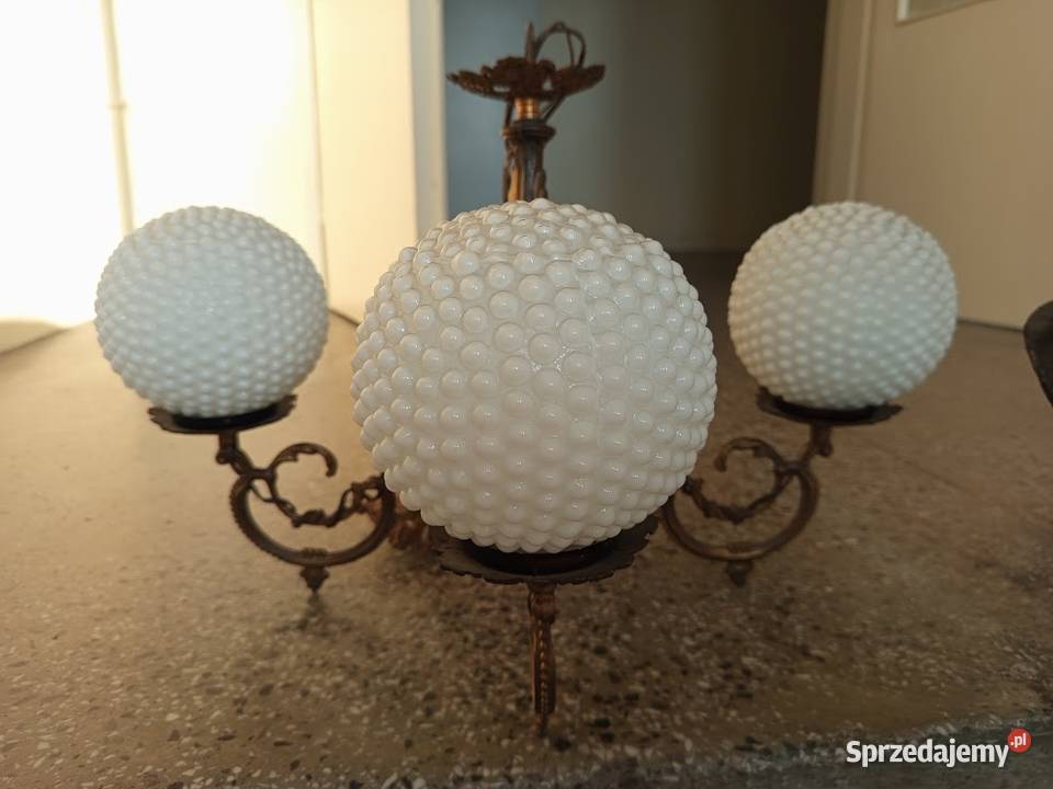 żyrandol mosiężny PRL klosze mleczne typ hobnail