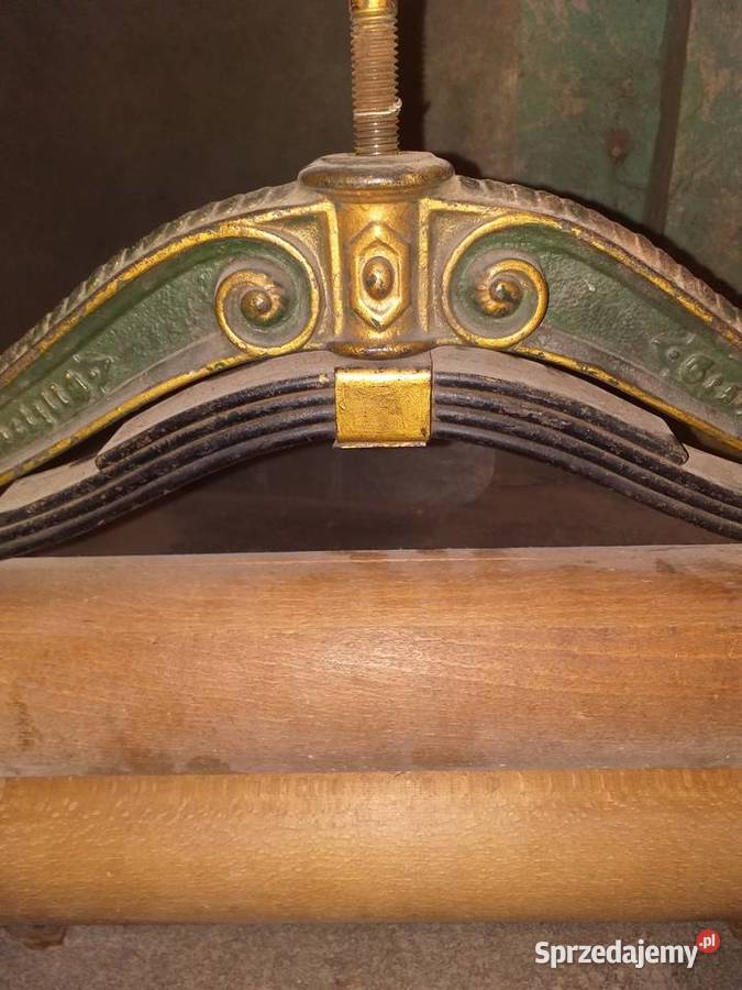 Stary magiel z ozdobnymi wałkami