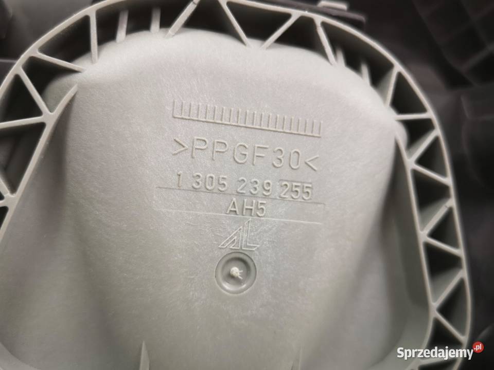 LAMPA PRAWY PRZÓD FORD FIESTA 19952003 1127895 Lampy przeciwmgielne sprzedam