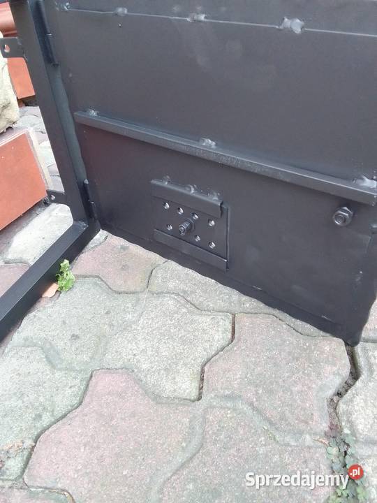 Drzwiczki do paleniska wędzarni ogrodowej Góra