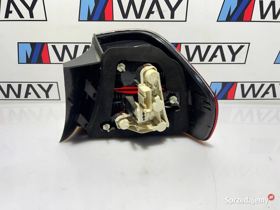 BMW E90 LAMPA TYŁ LEWA W BŁOTNIK TYLNA BLACK sprzedam