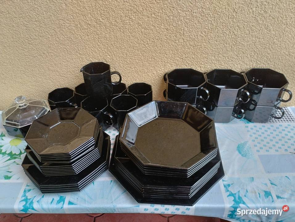 Komplet talerzy czarnych francuskiej firmy Porcelana i szkło