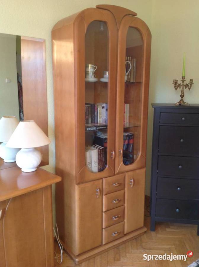 Elegancka komoda oszklona witryna z drzewa Gdańsk