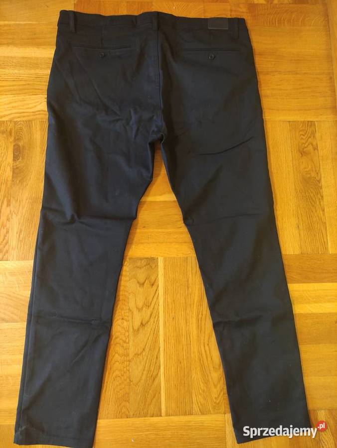 Sprzedam nowe spodnie w kolorze granatowym