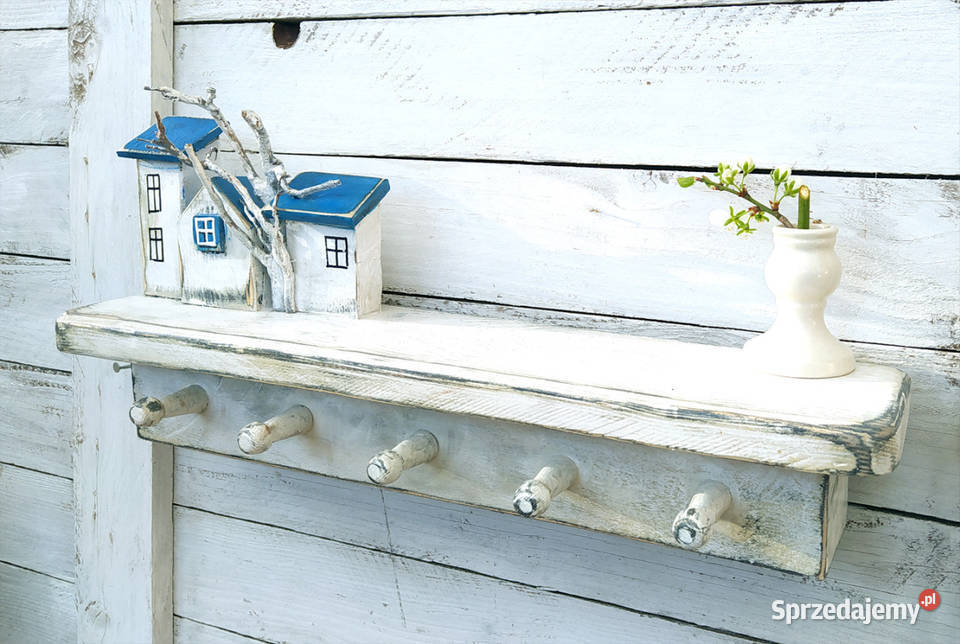 Drewniana półka do kuchni z wieszaczkami