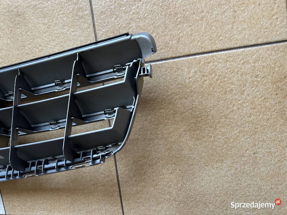Grill przedni mercedes W 204 c klasa Sztum