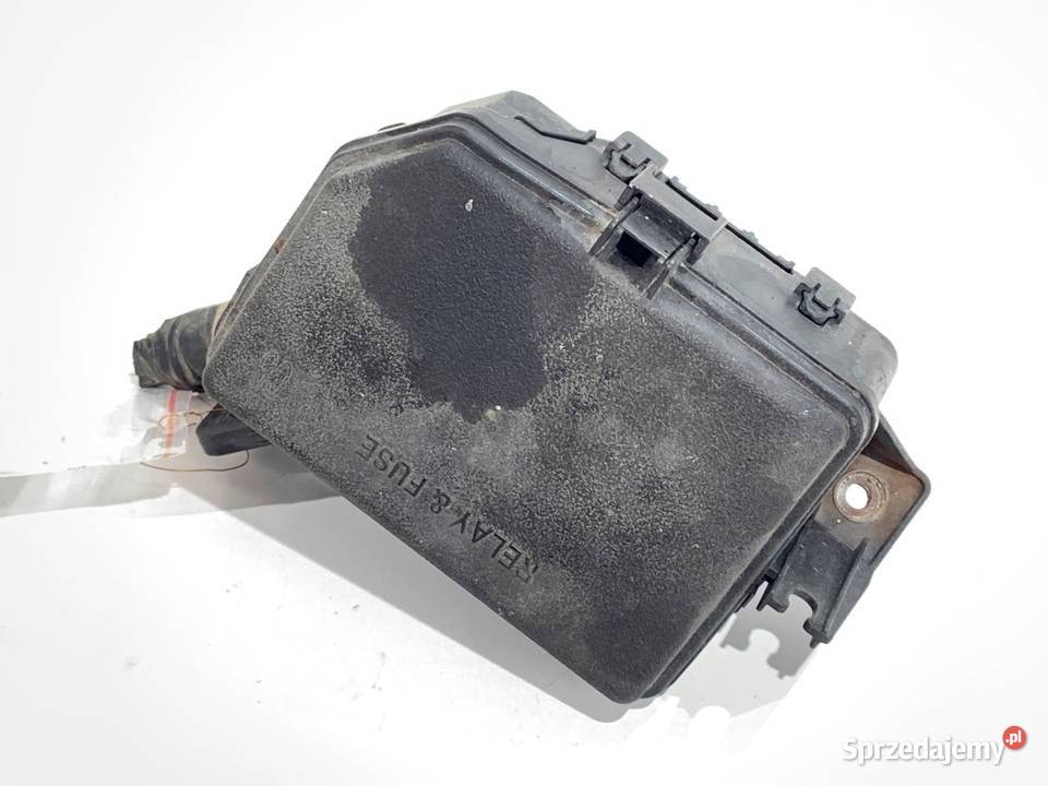 SKRZYNKA BEZPIECZNIKÓW TOYOTA YARIS III