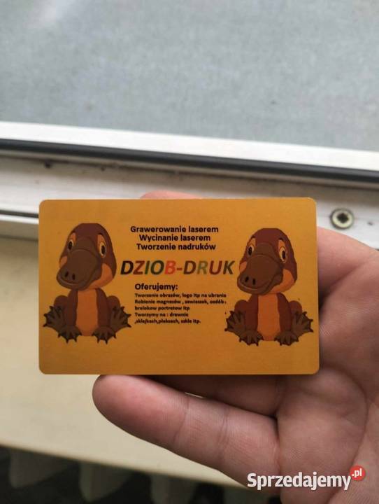 aluminiowe wizytówki w złotym kolorze
