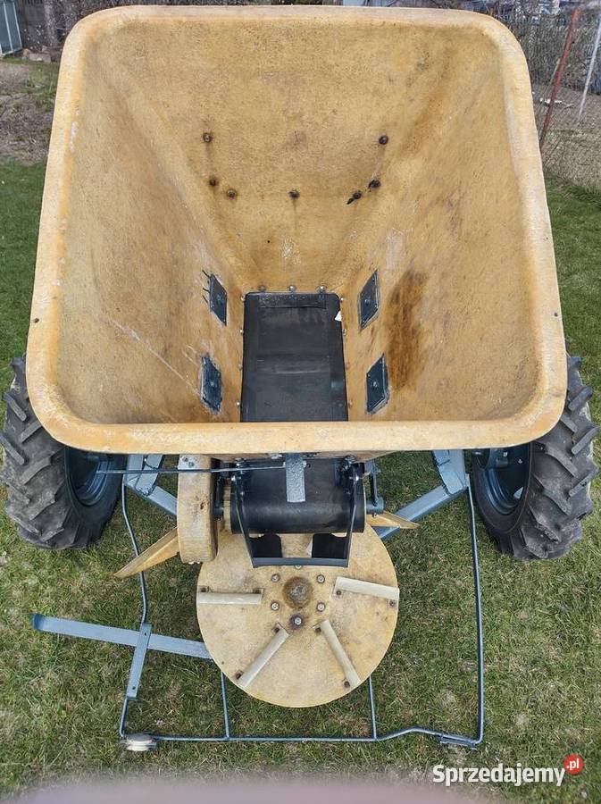 Rozsiewacz do nawozu KOS Miedźno