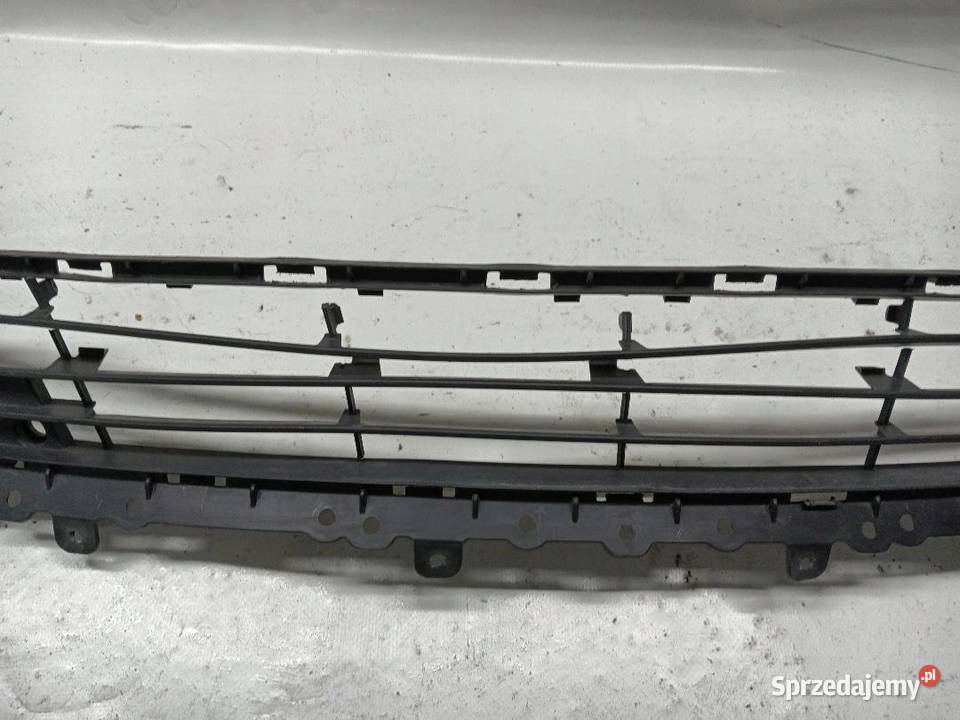 KRATKA ŚRODKOWA ZDERZAKA OPEL ASTRA K 13439798 Motoryzacja