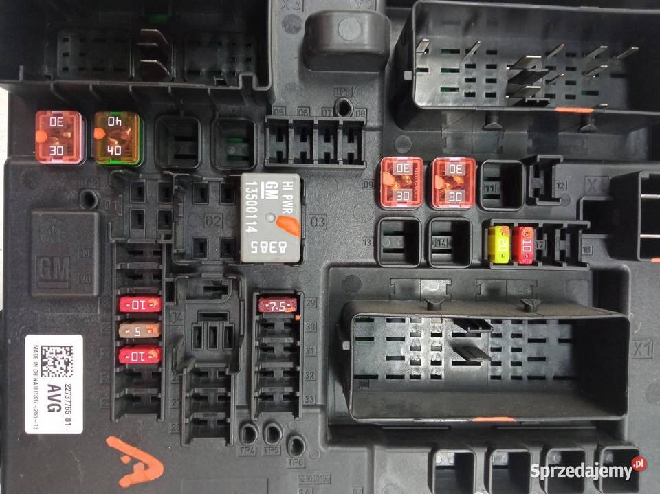 SKRZYNKA BEZPIECZNIKÓW 22737765 Opel Insignia I