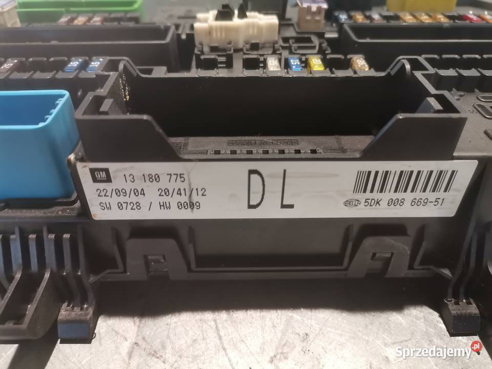 OPEL ASTRA III H SKRZYNKA BEZPIECZNIKÓW 13180775 Układ elektryczny, zapłon