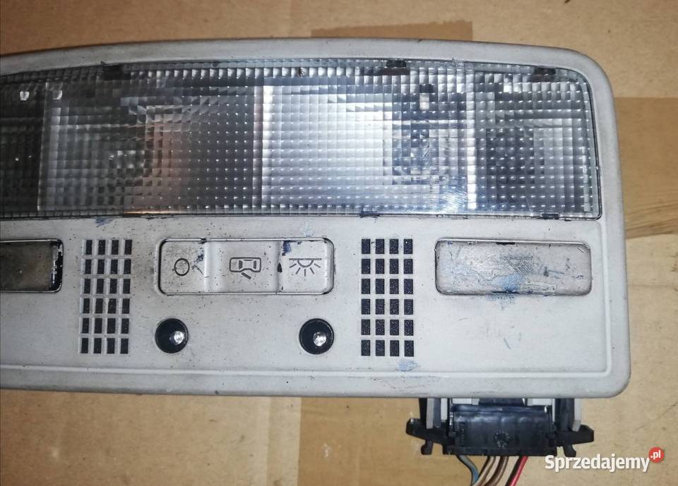 Lampka oświetlenia wnętrza passat W8 B5 skoda Oświetlenie kabiny Sanok sprzedam