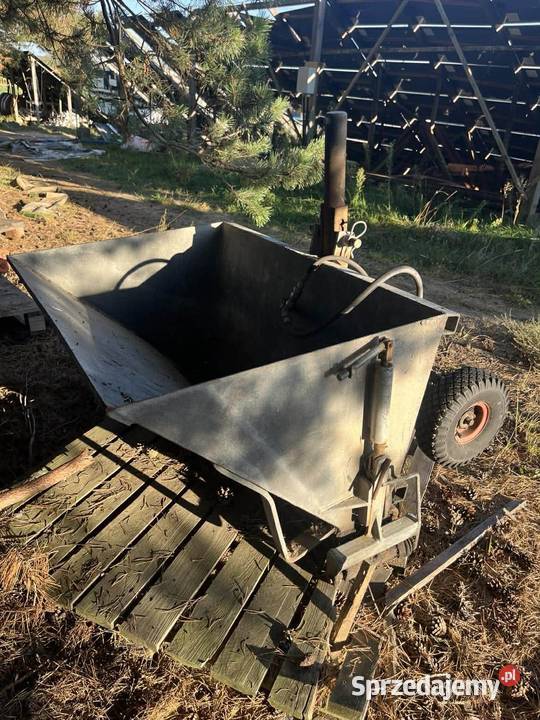Rozsiewacz Posypywarka do soli i piasku Maszyny rolnicze Podskarbice Szlacheckie