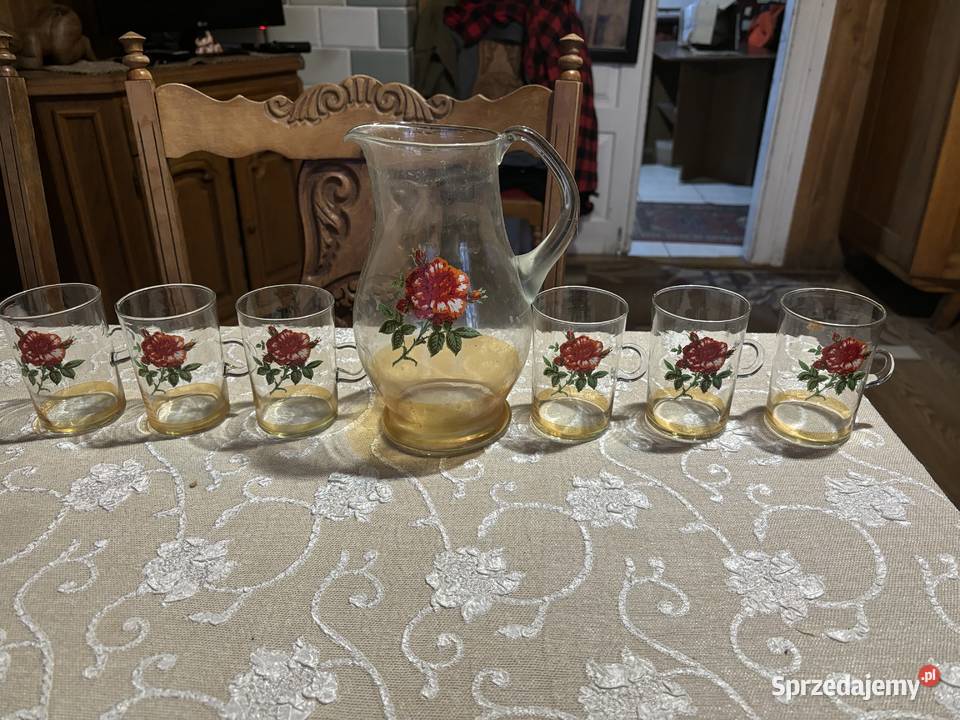 komplet ślicznych szklanek i dzbanek z rózyczką Kosianka-Trojanówka