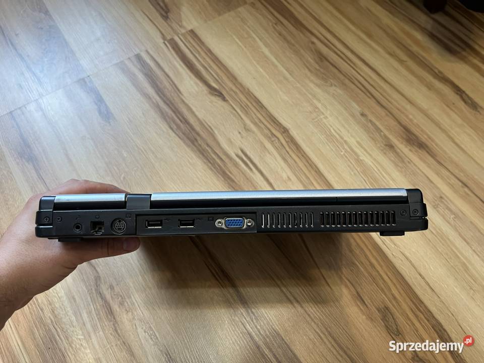 Stary laptop Fujitsu Siemens Amilo Pro V2010 Brzana