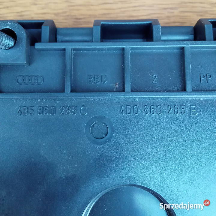 Audi A8 D2 Uchwyt trójkąta Klapa tył 4D0860285B Karoseria Dębica
