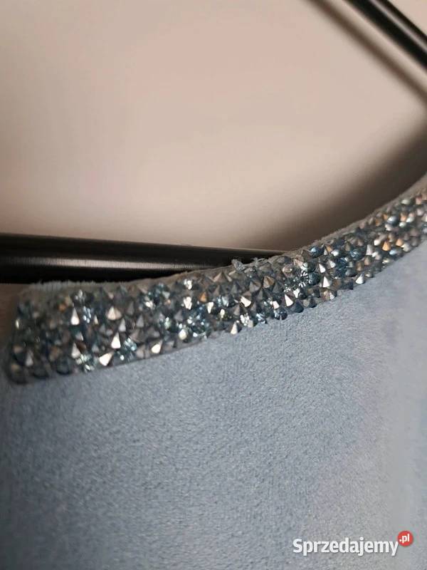 Pastelowa błękitna sukienka z ozdobnym dekoltem Trąbki Wielkie