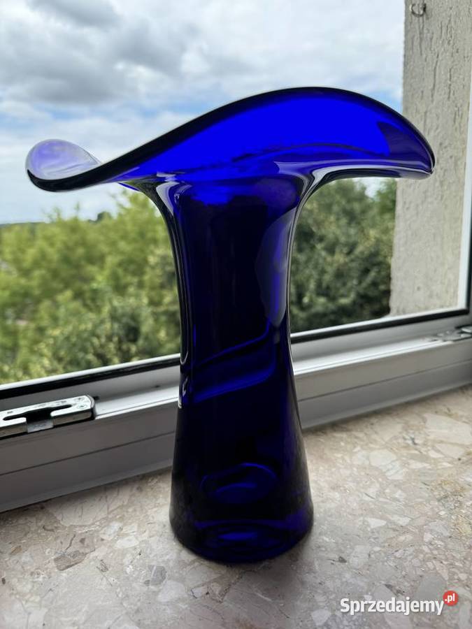 Wazon ze szkła kobaltowego z PRL Mielec