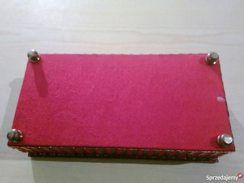 Szkatolka z czerwonego materialu zdobiona śląskie Piekary Śląskie