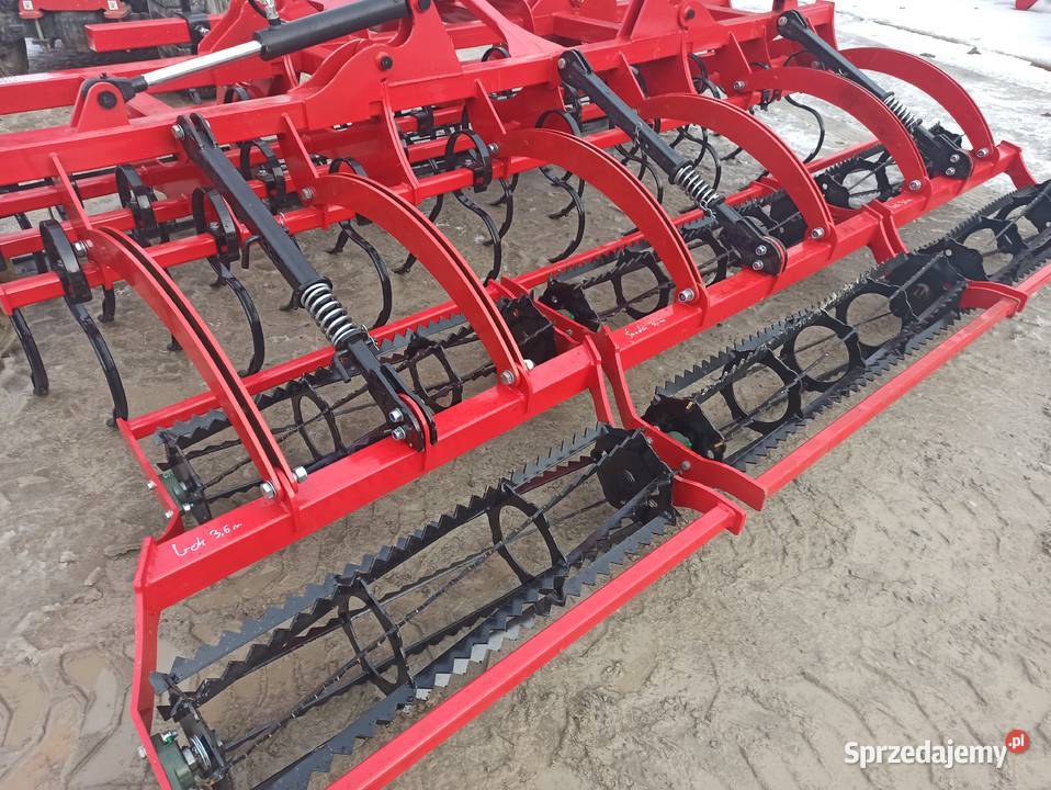 Agregat uprawowy składany hydraulicznie