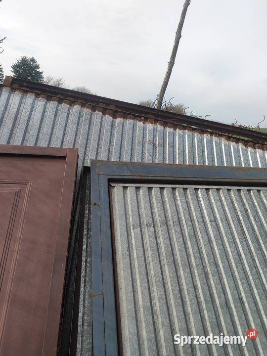 Garaż z bramą uchylaną