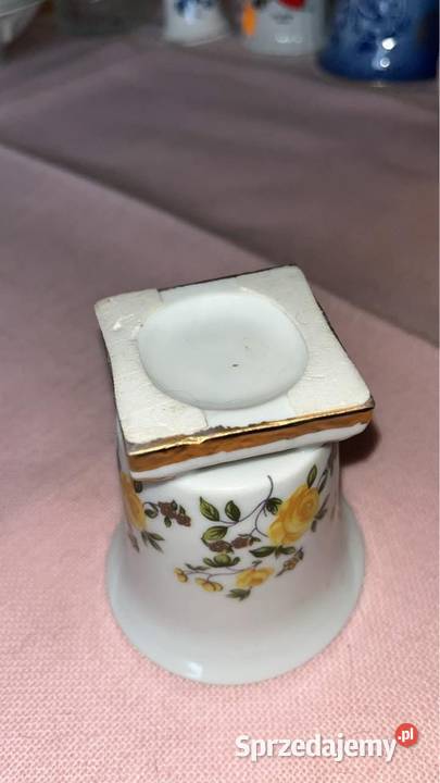 Z białej porcelany wazonik Z żółtymi różami Na Gdańsk